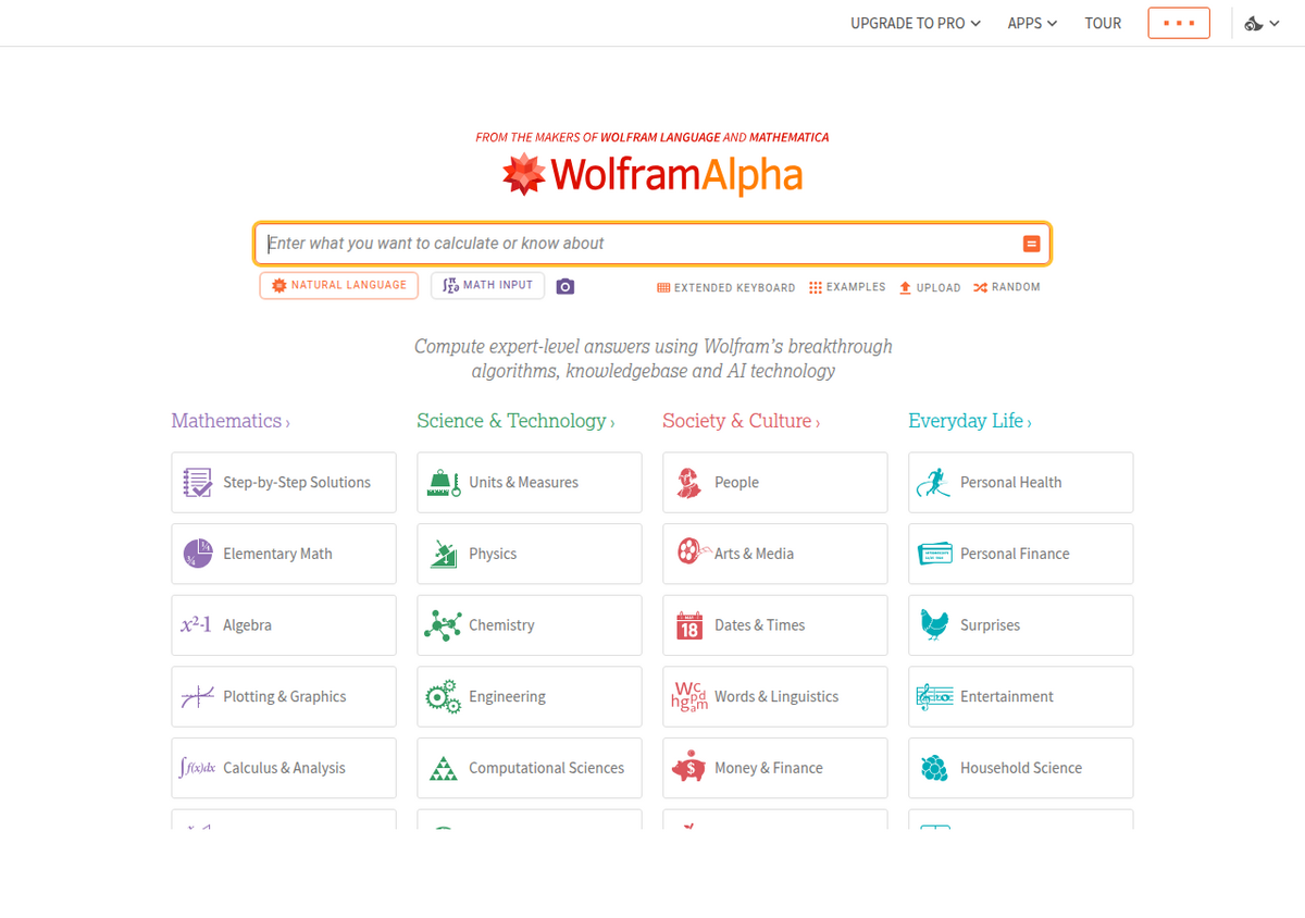 A página inicial do WolframAlpha, com a caixa de cálculo e links de categorias como Step-by-Step Solutions, Algebra e Calculus & Analysis.