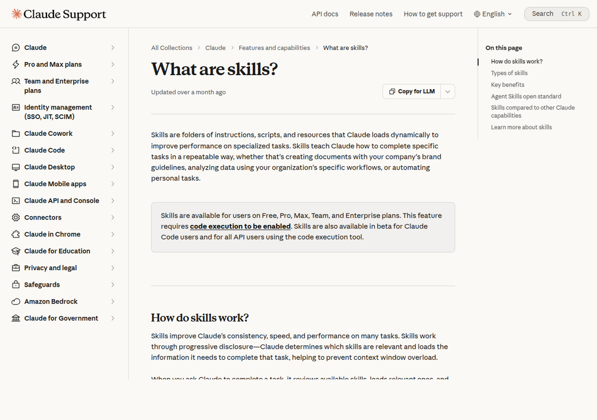 Anthropic का 'What are skills?' हेल्प सेंटर आर्टिकल, जिसमें skills की परिभाषा निर्देशों के फ़ोल्डर के तौर पर दी गई है और एक हाइलाइट किए बॉक्स में प्लान उपलब्धता और कोड एक्ज़ीक्यूशन की ज़रूरत बताई गई है।
