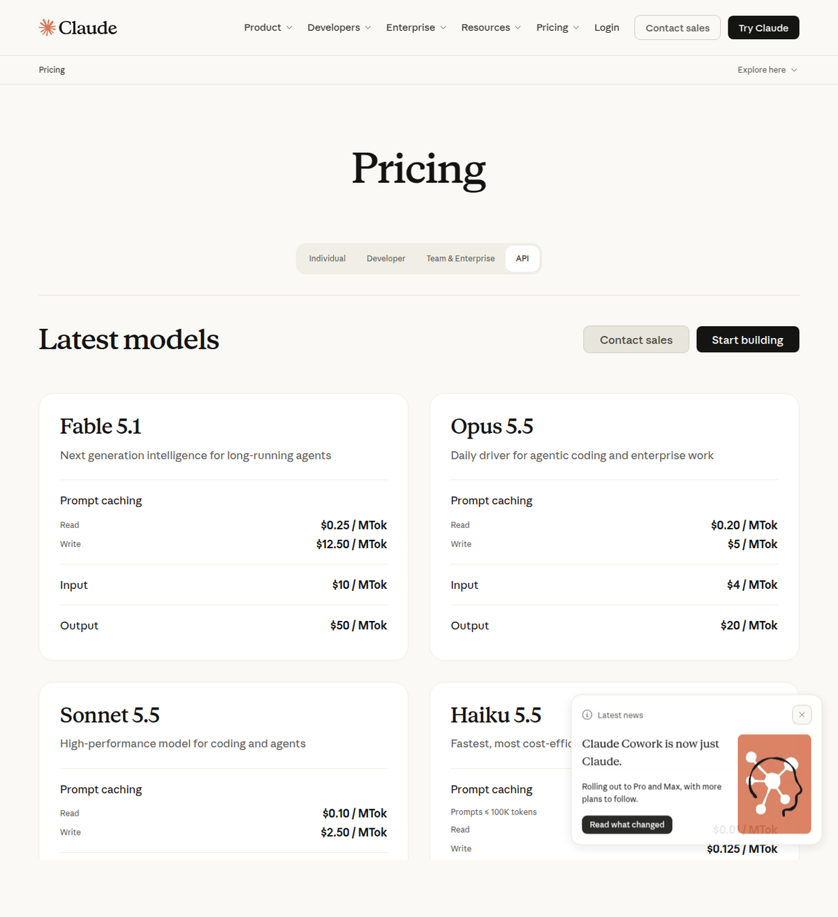 La página de precios de la API de Anthropic con las tarifas de caché de prompts de Sonnet 5.5, 0,10 $/MTok de lectura y 2,50 $/MTok de escritura, junto a las tarjetas de Opus 5.5 y Fable 5.1 en la misma página.